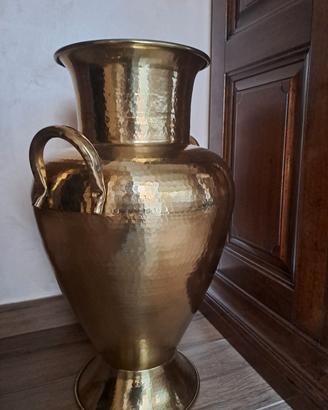 Anfora decorativa in ottone lucido. Alta cm 60