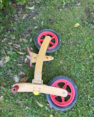 Bicicletta in legno per bambini senza pedali