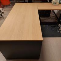 Scrivania con penisola ad angolo da ufficio