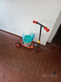 piccolo monopattino e giochi da mare