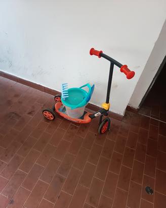 piccolo monopattino e giochi da mare