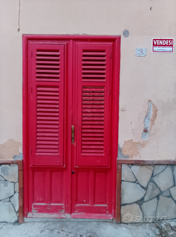 La casa sì trova nel centro abitato di fronte cine