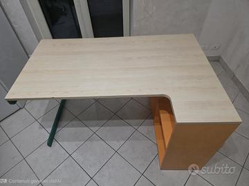 Scrivania con libreria sottostante