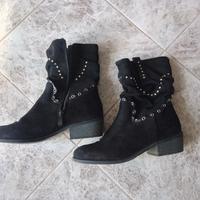 Stivaletti scamosciati neri