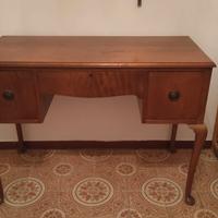 Scrittoio in legno con sedia
