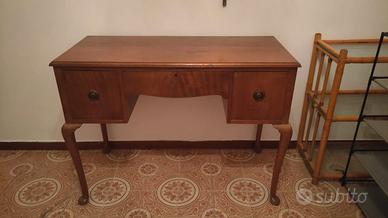 Scrittoio in legno con sedia