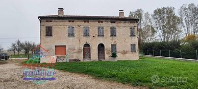 Rustico / Casale di 260 m² con più di 5 locali a C