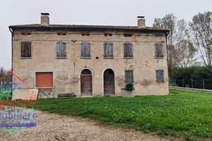 Rustico / Casale di 260 m² con più di 5 locali a C
