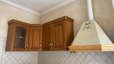 Cucina con pensile angolare e cappa aspirante