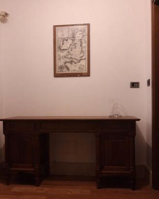 Antica scrivania in legno