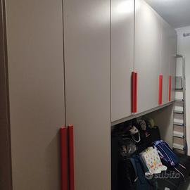 un armadio angolo gabina e armadio a ponte