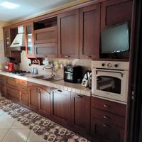 Cucina lineare in legno noce scuro