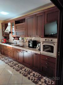 Cucina lineare in legno noce scuro