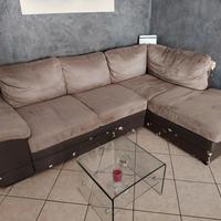 Divano base similpelle e cuscini in tessuto