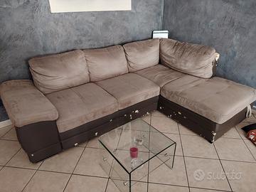 Divano base similpelle e cuscini in tessuto