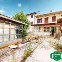 CASA INDIPENDENTE CON CORTILE !!