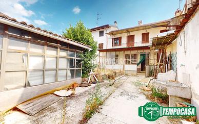 CASA INDIPENDENTE CON CORTILE !!