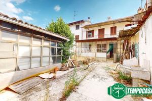 CASA INDIPENDENTE CON CORTILE !!