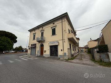 Fornacette: due camere, due terrazzi e garage