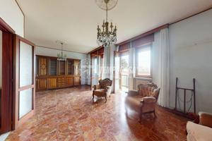 LUMINOSO APPARTAMENTO CON BOX E POSTO AUTO IN ZONA