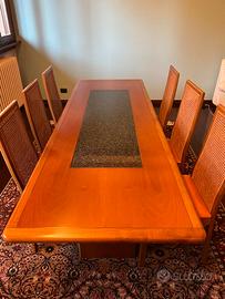 Ampio tavolo da sala o da riunione con sedie!