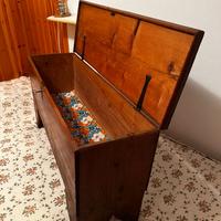 Piccola Cassapanca in legno massiccio