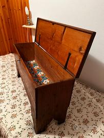 Piccola Cassapanca in legno massiccio