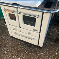 Cucina e stufa a legna