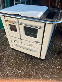 Cucina e stufa a legna