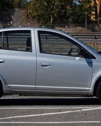 TOYOTA Yaris 1.0i 16V 5 porte Sol 99.660 km