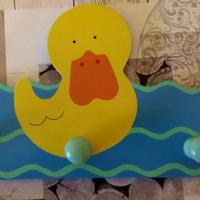 Due attaccapanni per bambini