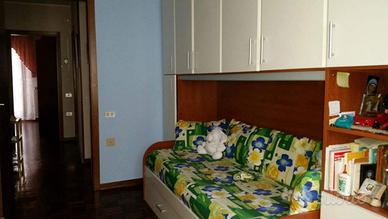 Armadio a ponte e scrivania. Libreria con cassetti