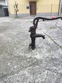 Vecchia pompa acqua a mano