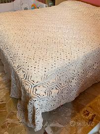 Copriletto in cotone fatto a mano ad uncinetto