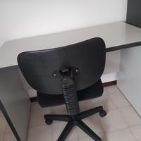 scrivania con sedia