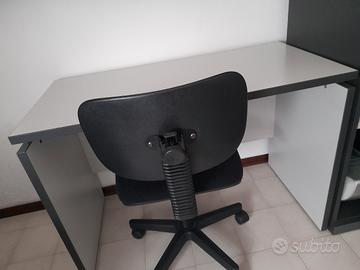 scrivania con sedia