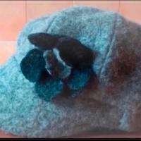 Cappello in lana con fiore