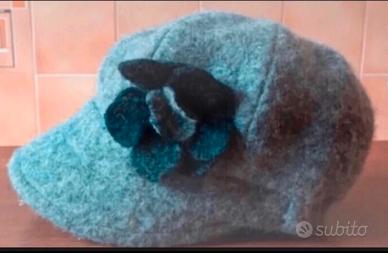 Cappello in lana con fiore