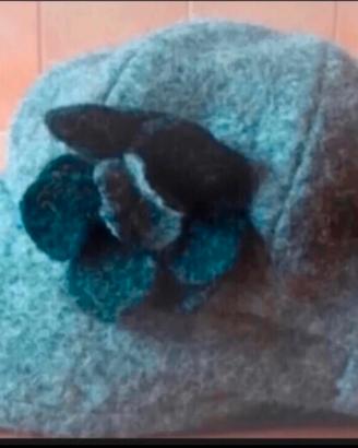 Cappello in lana con fiore