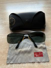 Occhiali da sole Ray Ban.