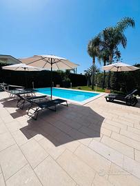 Villa piscina privata giardino fontane bianche