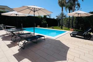 Villa piscina privata giardino fontane bianche