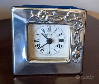 Sveglia vintage in argento e velluto 