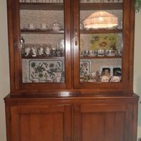 CREDENZA CRISTALLIERA  IN NOCE 2 ANTE