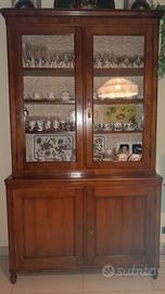 CREDENZA CRISTALLIERA  IN NOCE 2 ANTE