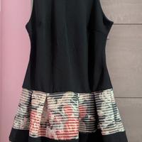 Abito nero con stampa a righe e floreale