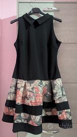 Abito nero con stampa a righe e floreale