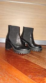 Stivaletti in pelle con tacco e suola carrarmato