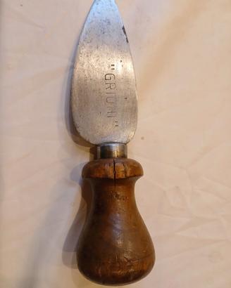 Antico coltello per parmigiano-reggiano