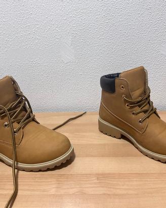 Stivali simili timberland